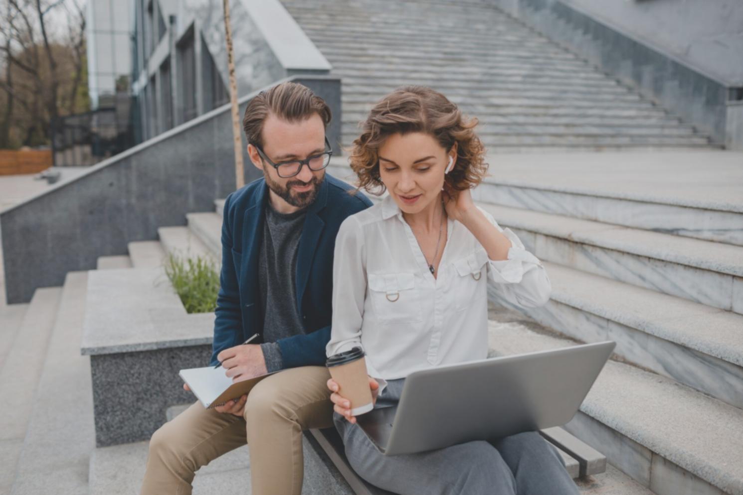 Consultor financiero revisando documentos con cliente en oficina profesional