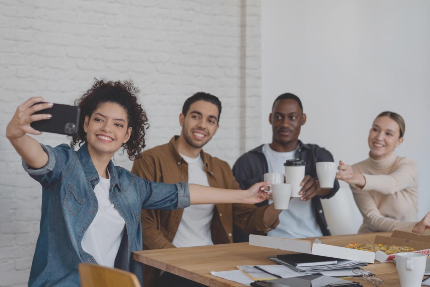 Equipo de sylorinavix trabajando en estrategias de disciplina financiera